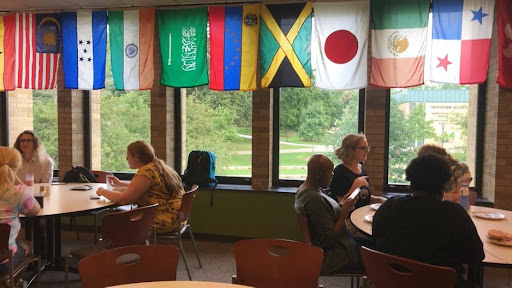食堂には学生の出身国すべての国旗が並べられている
