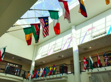 キャンパスセンターではカフェテリアを囲むように全在籍生徒の出身国旗が掲げられている。